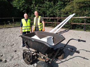 John en Maurice bezig met het demonteren van het parcours.