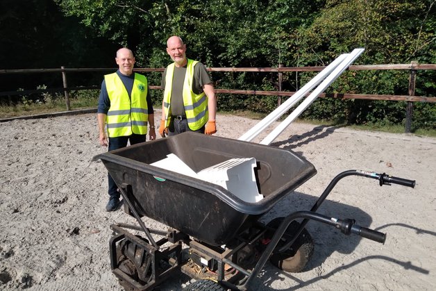 John en Maurice bezig met het demonteren van het parcours.